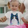 Детска тениска с котка, акварел от художника Славейка Аладжова, върху момиче