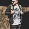 Тениска с черно-бял леопард със сини очи, акварел от художника Славейка Аладжова
