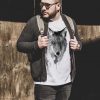 Тениска с черно-бял койот, акварел от художника Славейка Аладжова