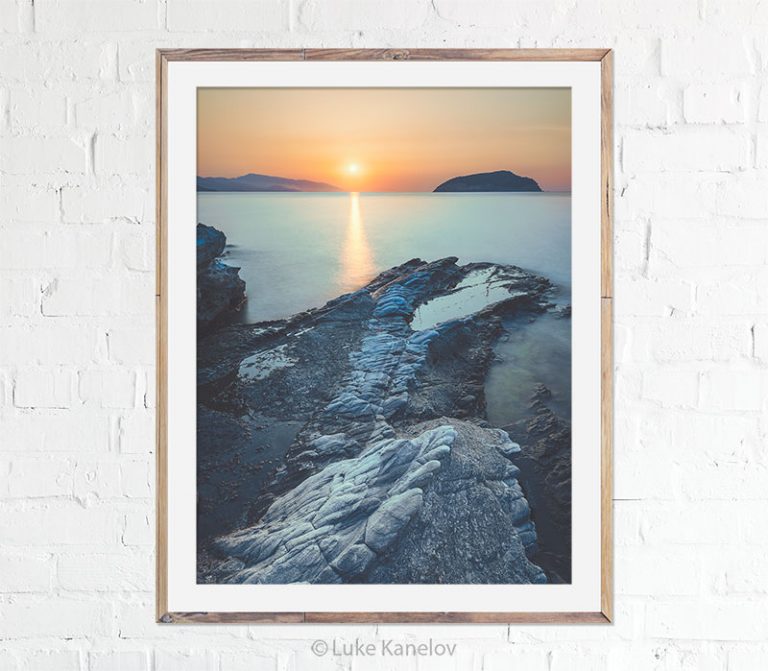 изгрев край вълнистата скала морска фотография