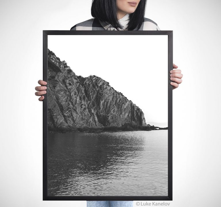 Крайбрежни скали - черно бяла морска фотография