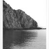 Крайбрежни скали - черно бяла морска фотография