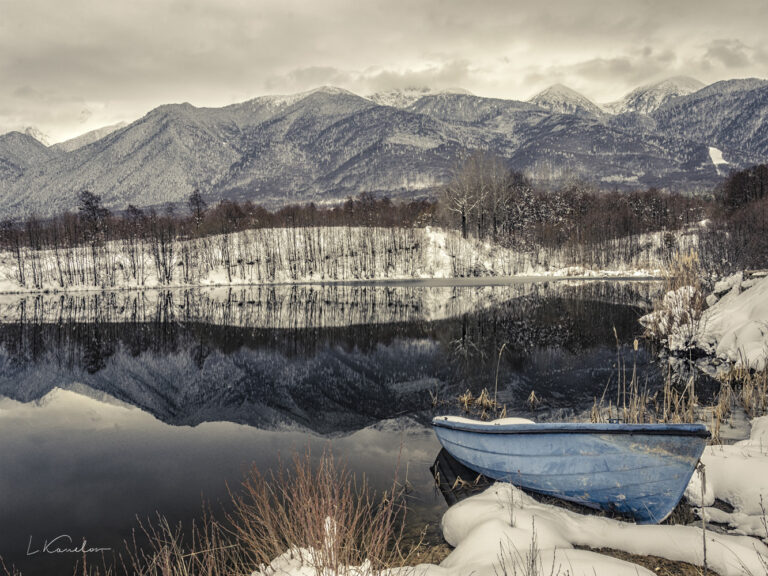 Пейзажна фотография - Лодка в зимно езеро, Пирин