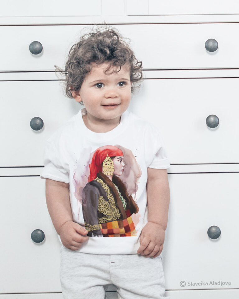 Тениска с родопска носия, акварел от художника Славейка Аладжова