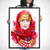Картина с мома в традиционна носия със златни накити